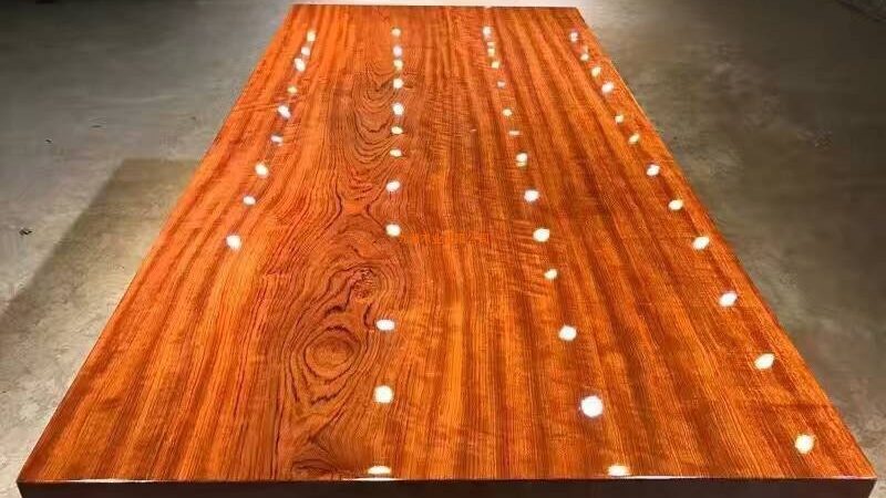 强化地板的质量直接关系到代理商的口碑和客户的满意度。代理商应关注以下质量指标：